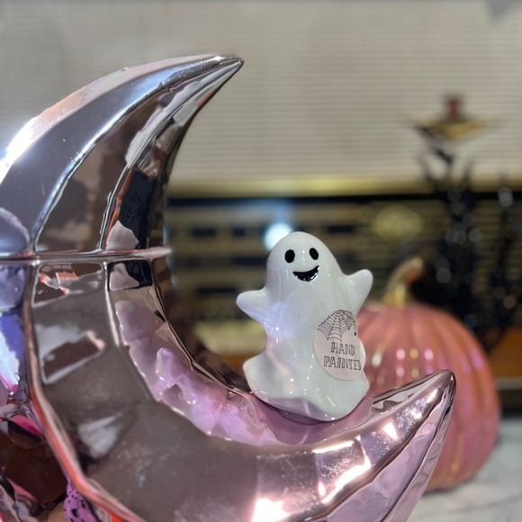 ✨NEW💖Cobwebs and Cauldrons Pink Metallic Ceramic Moon with Ghost Cookie Jar🌙 - Picture 3 of 12